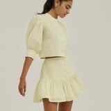 Laney – Pastelselt sidrunine frill seelikshorts